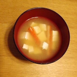 カニカマと豆腐の味噌汁